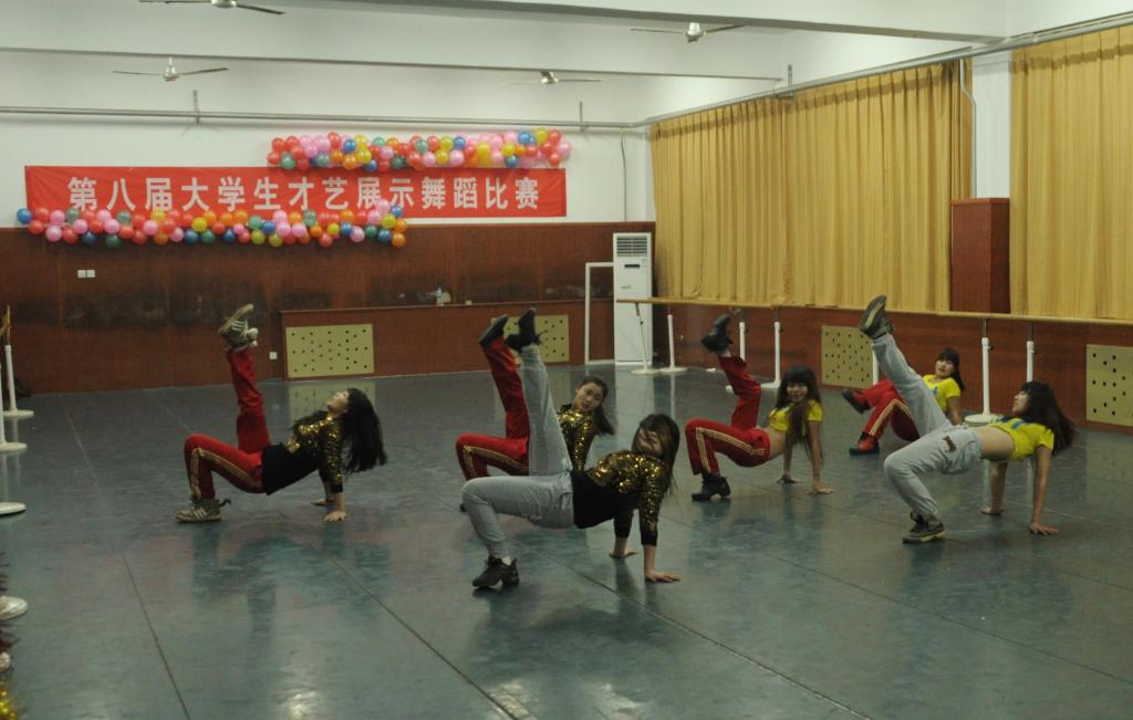 艺术系举办第八届大学生才艺展示舞蹈大赛